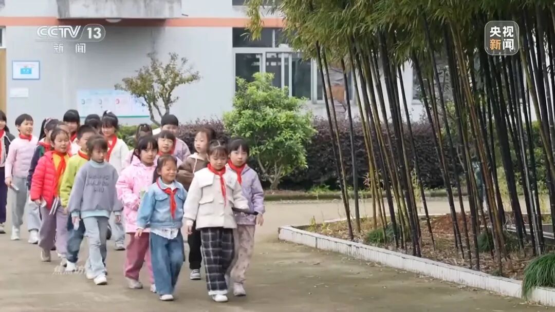 多地推行中小学春秋假，“孩子放假家长不休”怎么办