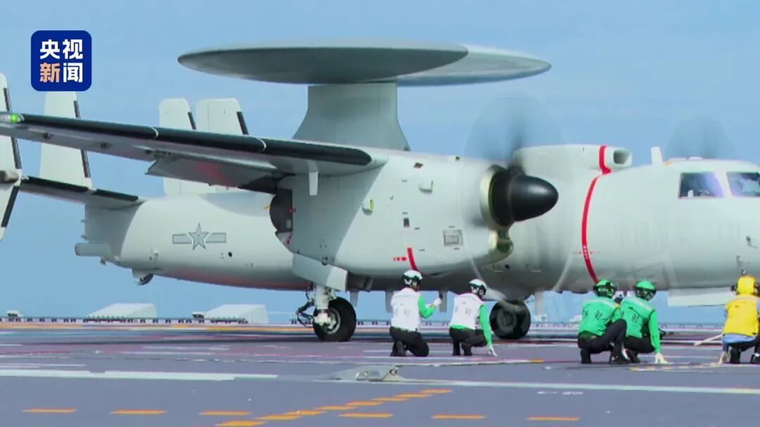 福建舰开展首次海上实兵训练，歼-35、歼-15T、歼-15DT、空警-600弹射起飞