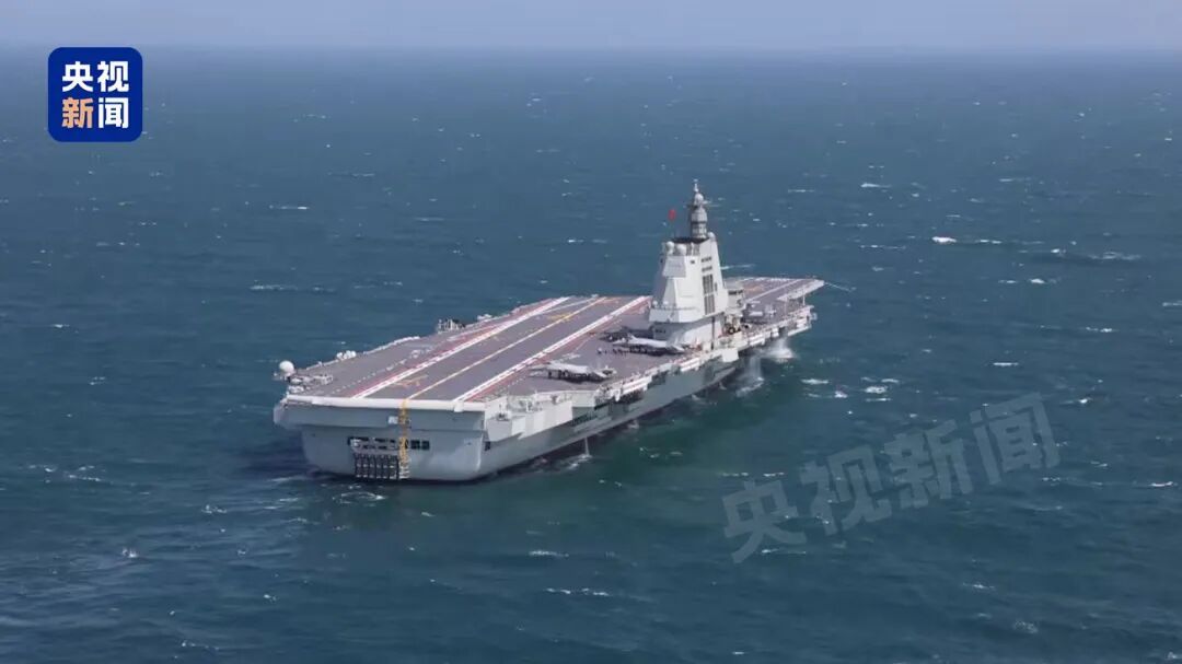 福建舰开展首次海上实兵训练，歼-35、歼-15T、歼-15DT、空警-600弹射起飞
