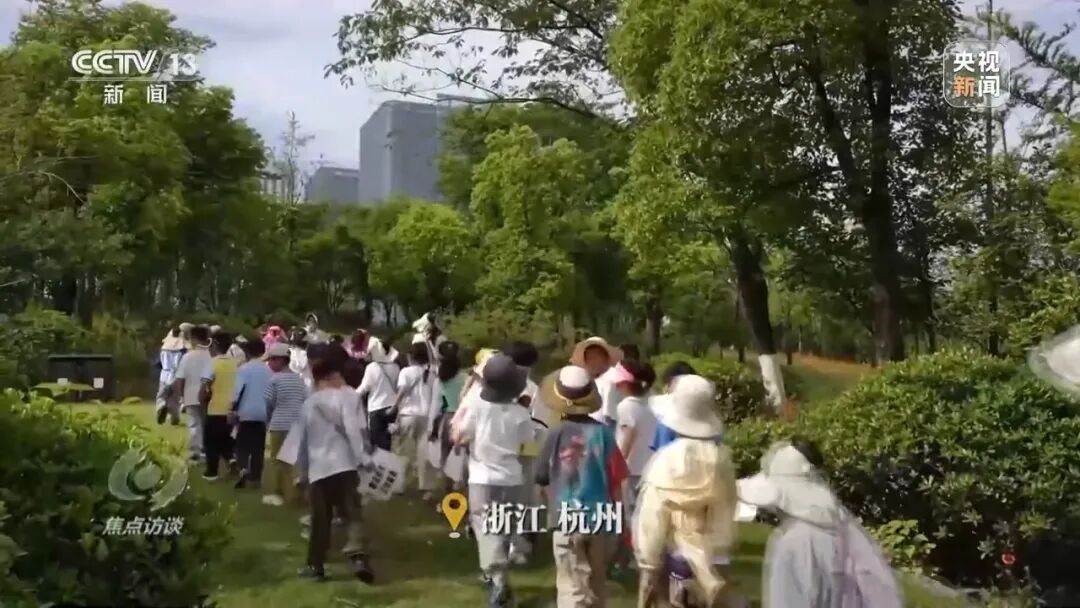 多地推行中小学春秋假，“孩子放假家长不休”怎么办