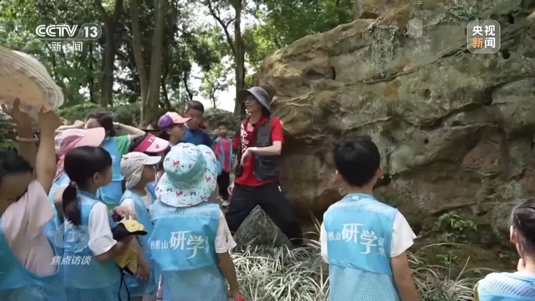 多地推行中小学春秋假，“孩子放假家长不休”怎么办