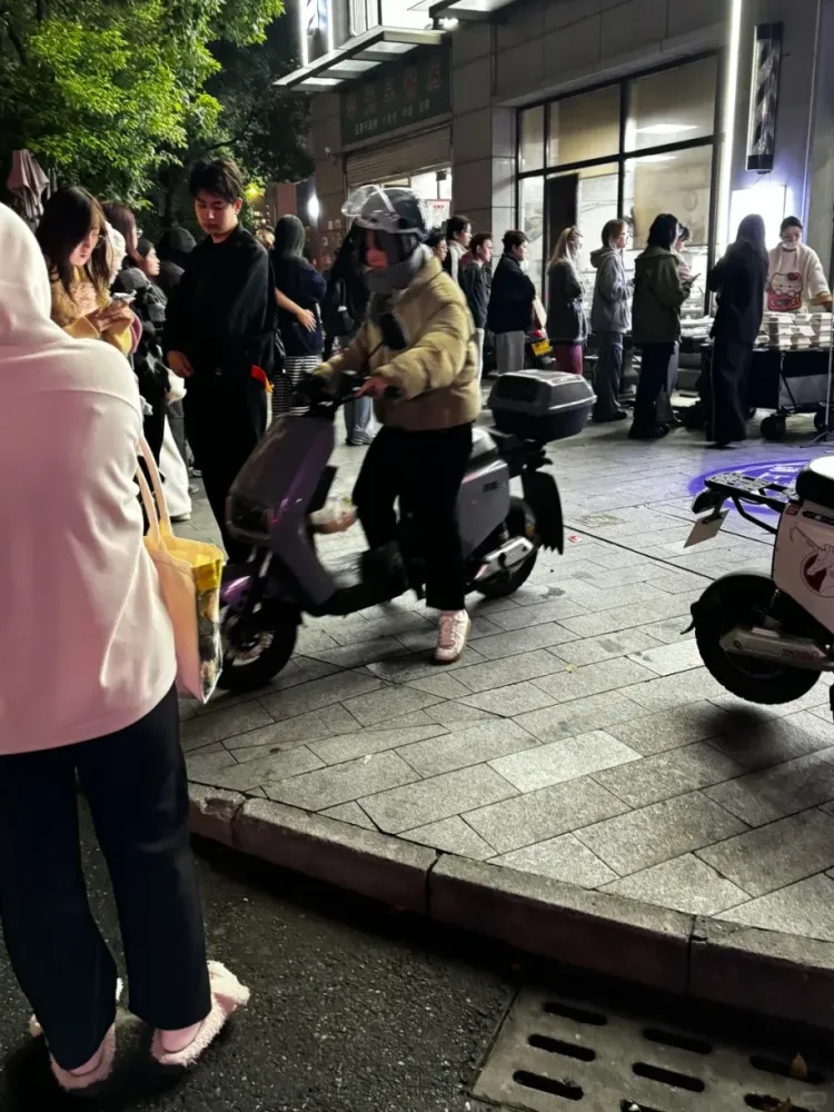 爆火！浙江姑娘搞副业，2小时卖3000元！提前1小时排队，有人开车30公里赶来！