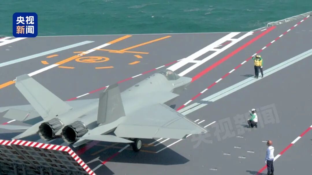 福建舰开展首次海上实兵训练，歼-35、歼-15T、歼-15DT、空警-600弹射起飞