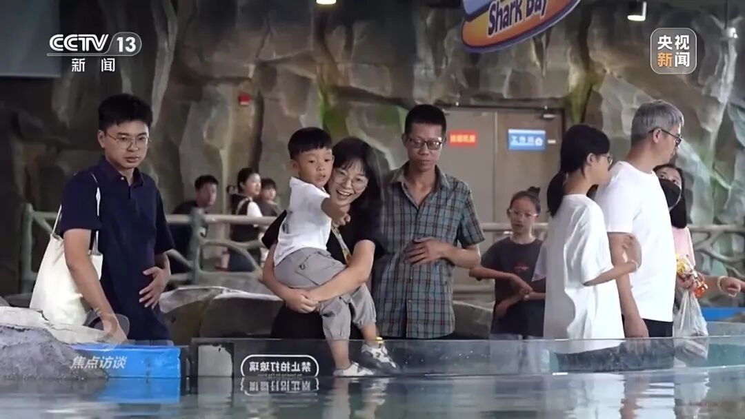 多地推行中小学春秋假，“孩子放假家长不休”怎么办