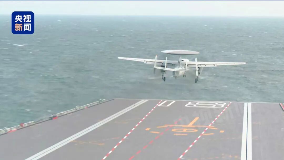 福建舰开展首次海上实兵训练，歼-35、歼-15T、歼-15DT、空警-600弹射起飞
