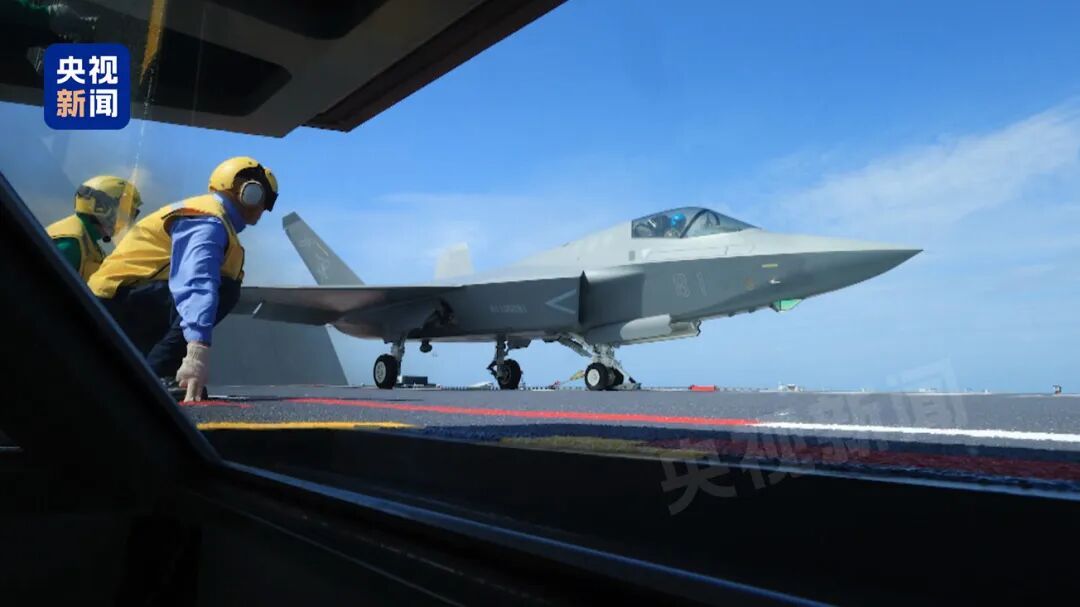福建舰开展首次海上实兵训练，歼-35、歼-15T、歼-15DT、空警-600弹射起飞