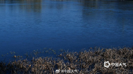 秋尽冬生 北京湖面开启冰封模式 秋尽冬生 北京湖面开启冰封模式