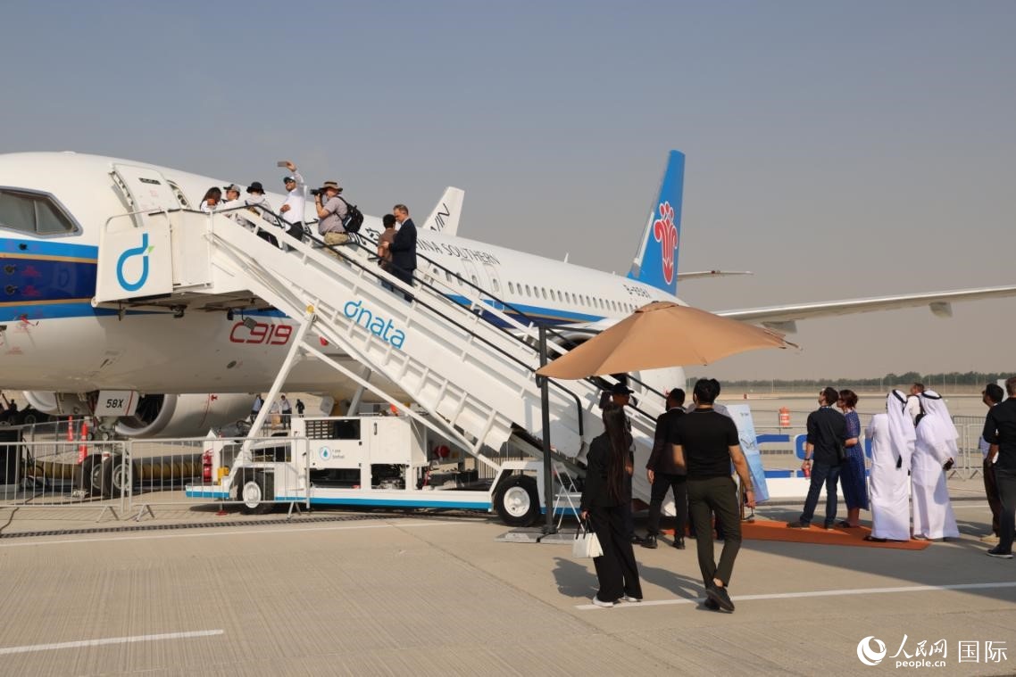 国产飞机亮相迪拜航展 国产飞机亮相迪拜航展