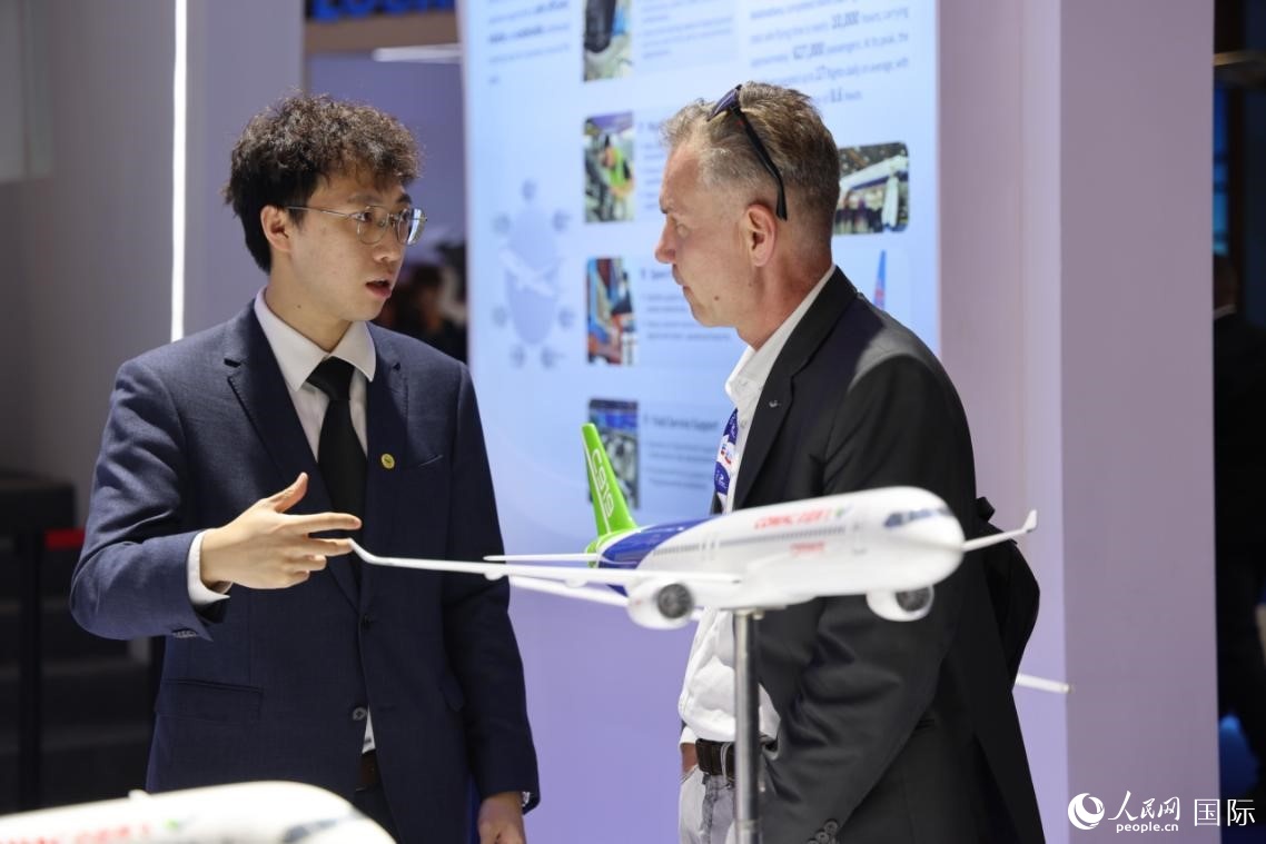 国产飞机亮相迪拜航展 国产飞机亮相迪拜航展