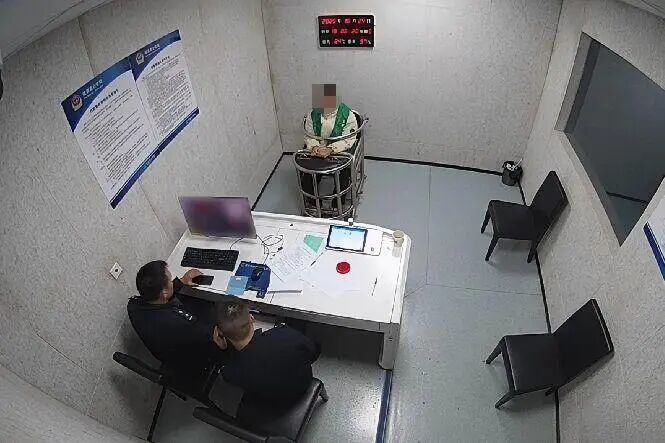 这一幕吓一跳!嫌疑人竟藏在水缸,嘴里衔着吸管... 这一幕吓一跳!嫌疑人竟藏在水缸,嘴里衔着吸管...