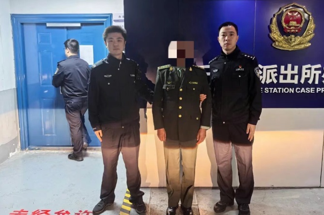 我的男友是“上将”?男子为哄刚交往女友,网购拼凑假“将军制服”约会被民警识破 我的男友是“上将”?男子为哄刚交往女友,网购拼凑假“将军制服”约会被民警识破