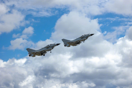 美图收藏！空军战机穿梭云海间