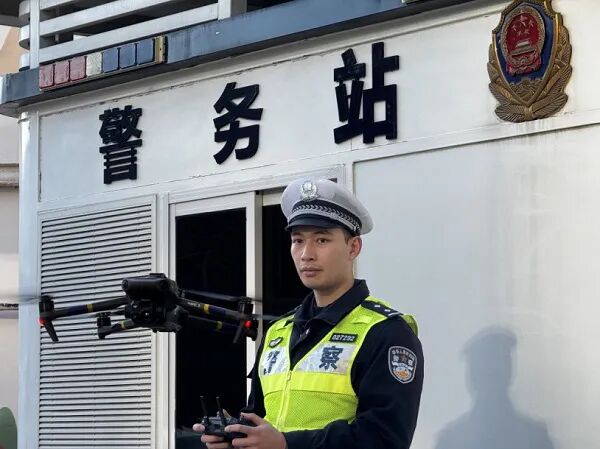 新机试飞“栽了”?上海静安警方精准查获高架旁“黑飞”无人机 新机试飞“栽了”?上海静安警方精准查获高架旁“黑飞”无人机