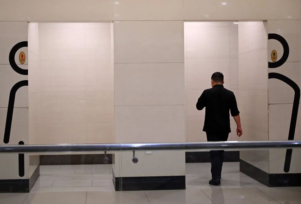 “我只想上个厕所，别让我做题了行不行！”