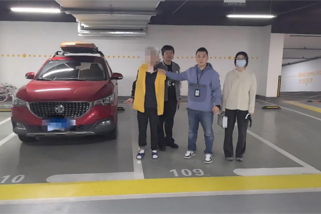 司机忘锁车门,手机和现金被盗损失六千多元!警方提醒 司机忘锁车门,手机和现金被盗损失六千多元!警方提醒