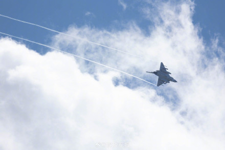 美图收藏！空军战机穿梭云海间