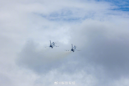 美图收藏！空军战机穿梭云海间