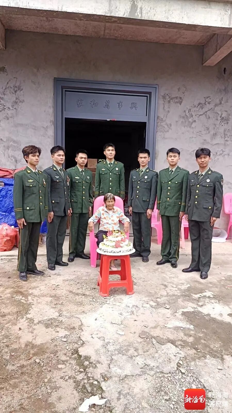 7个孙子身披戎装为奶奶祝寿！这户人家很“热血”