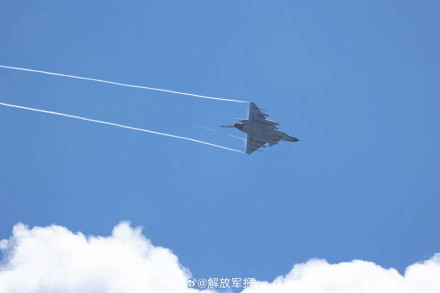 美图收藏！空军战机穿梭云海间