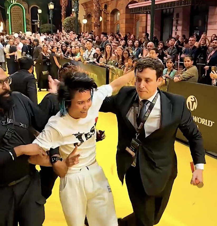 冲撞女星“A妹”博眼球,澳洲男子新加坡首映礼闹剧收场,被判监禁9天 冲撞女星“A妹”博眼球,澳洲男子新加坡首映礼闹剧收场,被判监禁9天