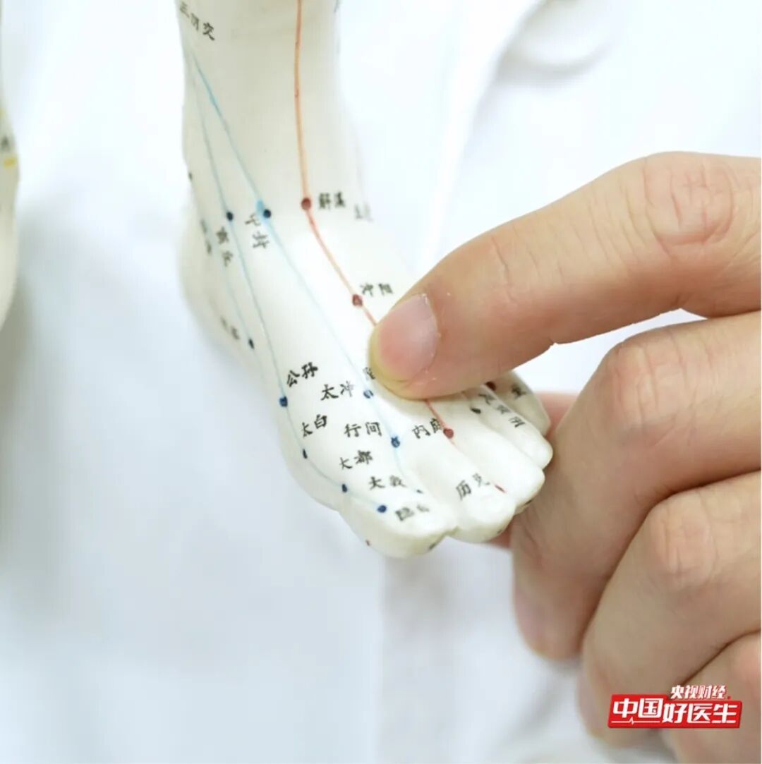 手抖不一定是帕金森！出现这种震颤是肝脏发出的“警报”，速检查→