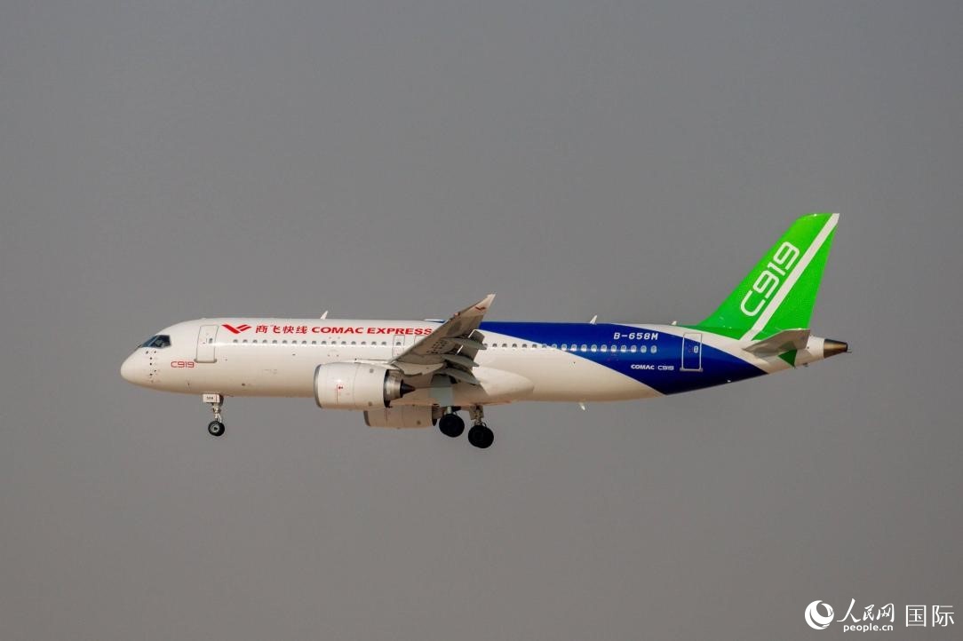 国产飞机亮相迪拜航展 国产飞机亮相迪拜航展