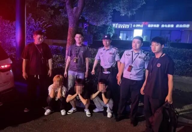 司机忘锁车门,手机和现金被盗损失六千多元!警方提醒 司机忘锁车门,手机和现金被盗损失六千多元!警方提醒