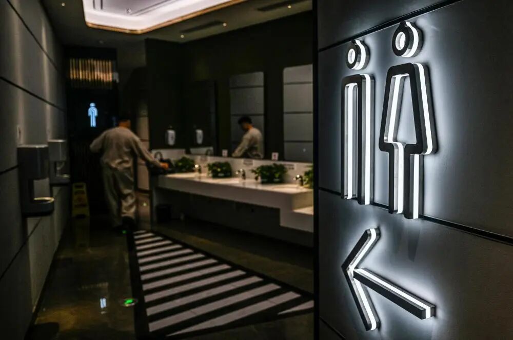 “我只想上个厕所,别考我了行不行!” “我只想上个厕所,别考我了行不行!”