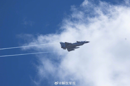 美图收藏！空军战机穿梭云海间