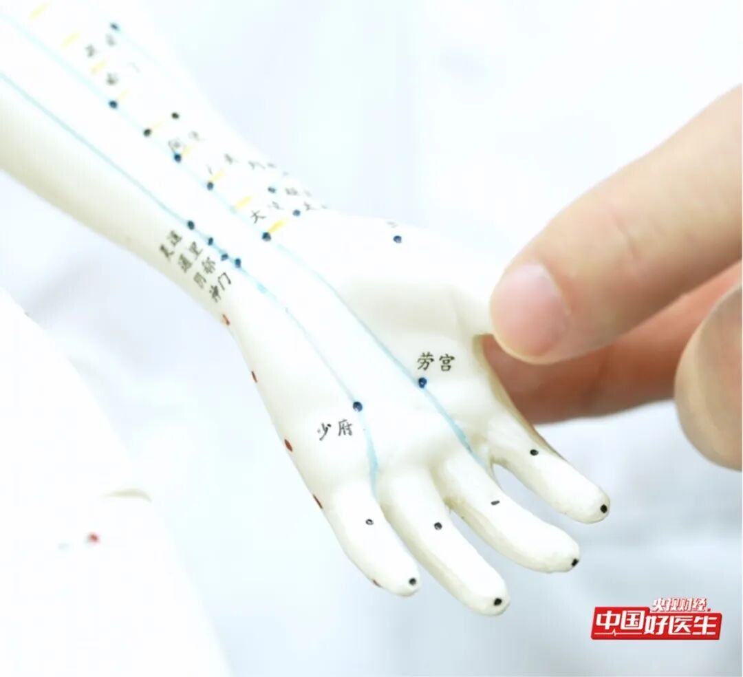 手抖不一定是帕金森！出现这种震颤是肝脏发出的“警报”，速检查→