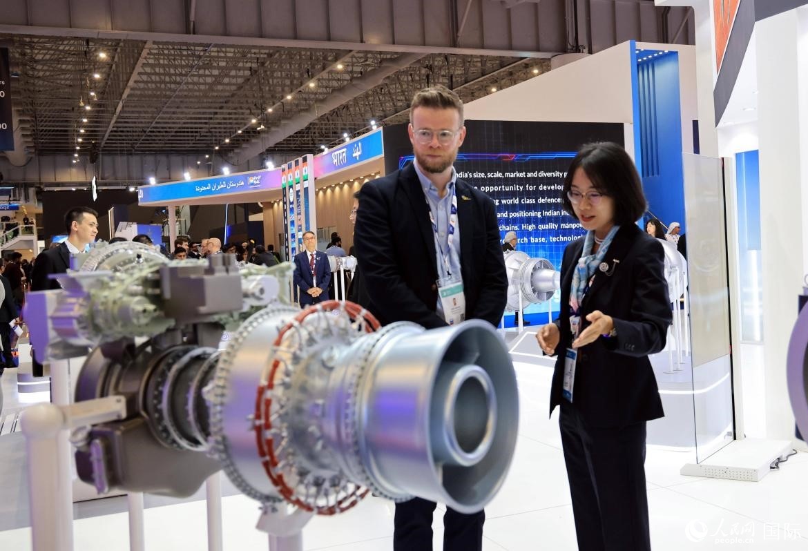 国产飞机亮相迪拜航展 国产飞机亮相迪拜航展