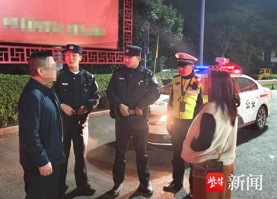 爸爸妈妈高速公路上停车吵架，车内小男孩报警求助“警察叔叔”