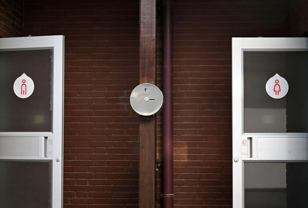 “我只想上个厕所，别让我做题了行不行！”