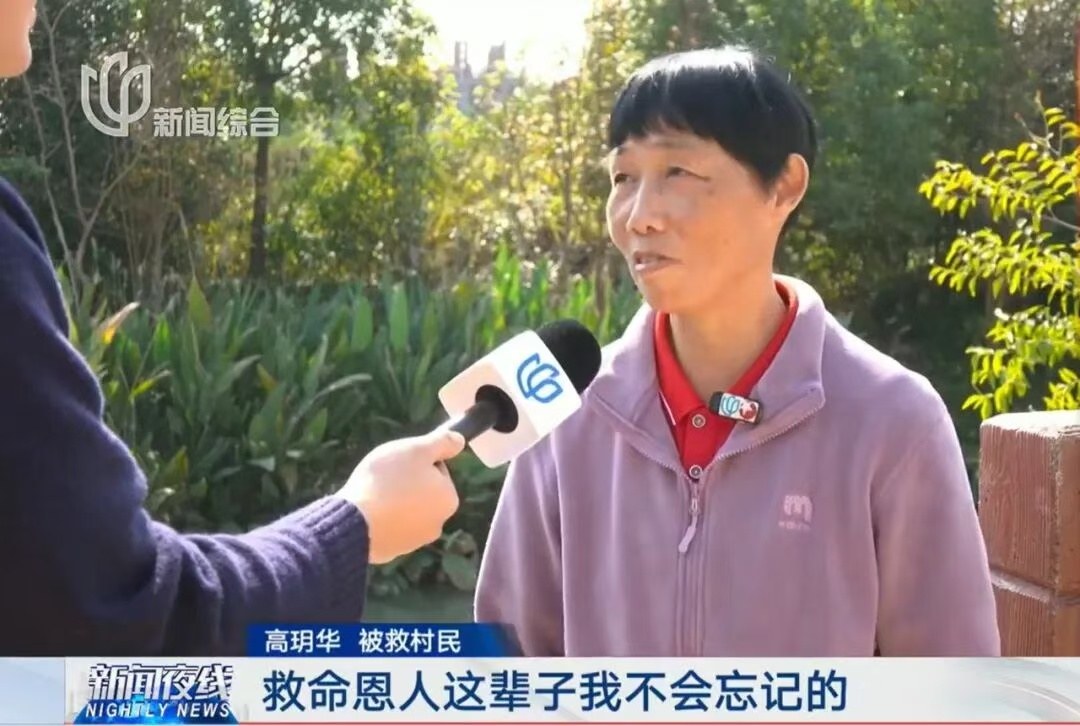 上海一快递小哥跳河救人，上岸后全身湿透继续派送