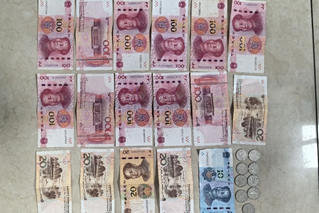 司机忘锁车门,手机和现金被盗损失六千多元!警方提醒 司机忘锁车门,手机和现金被盗损失六千多元!警方提醒