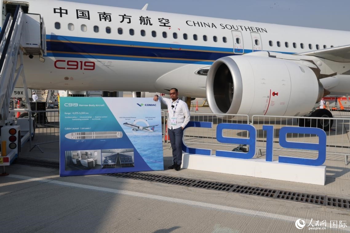 国产飞机亮相迪拜航展 国产飞机亮相迪拜航展