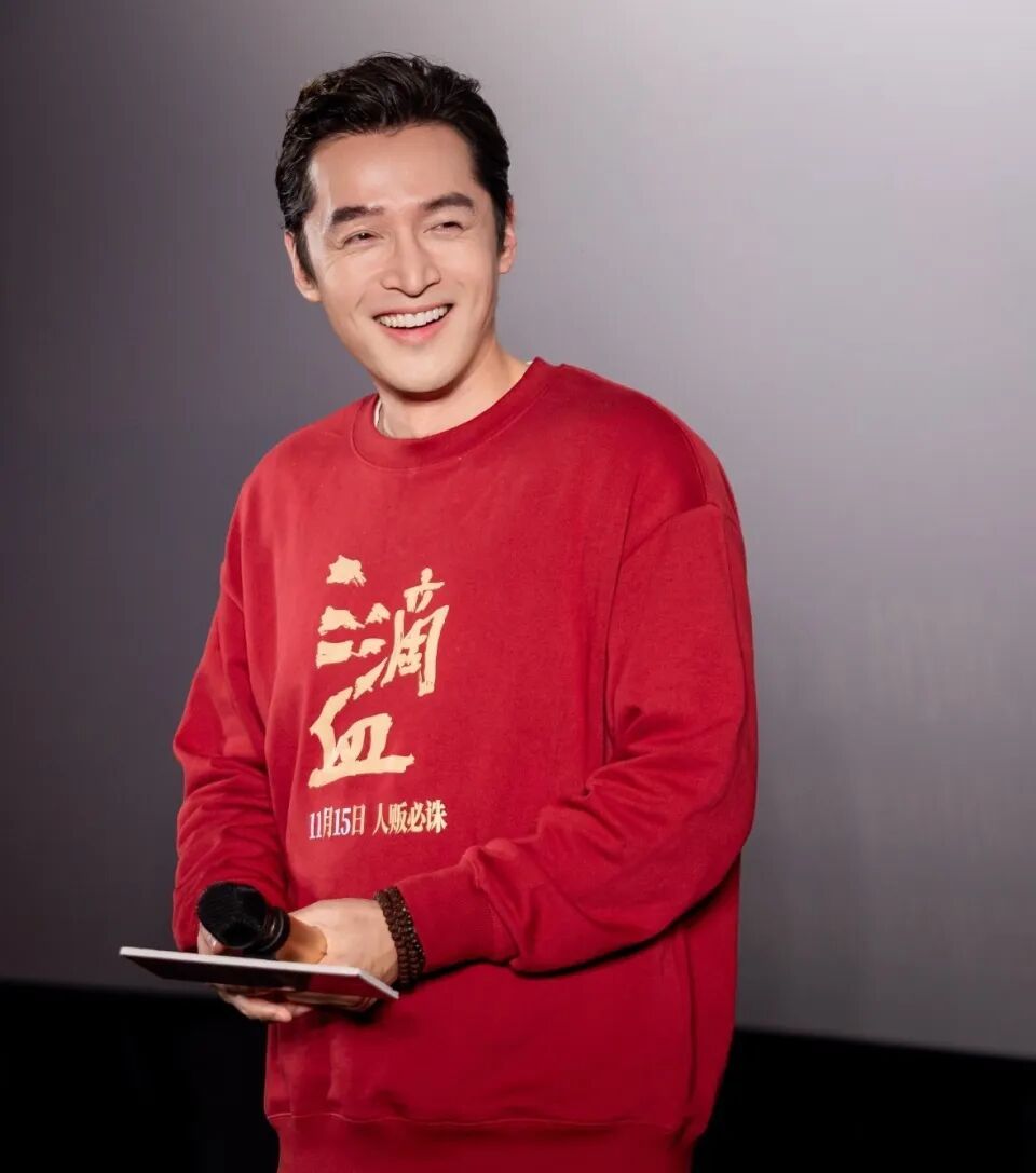 深夜，胡歌现身武汉