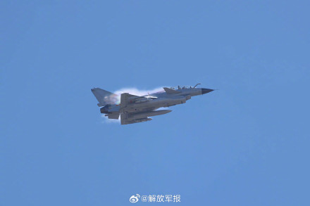 美图收藏！空军战机穿梭云海间