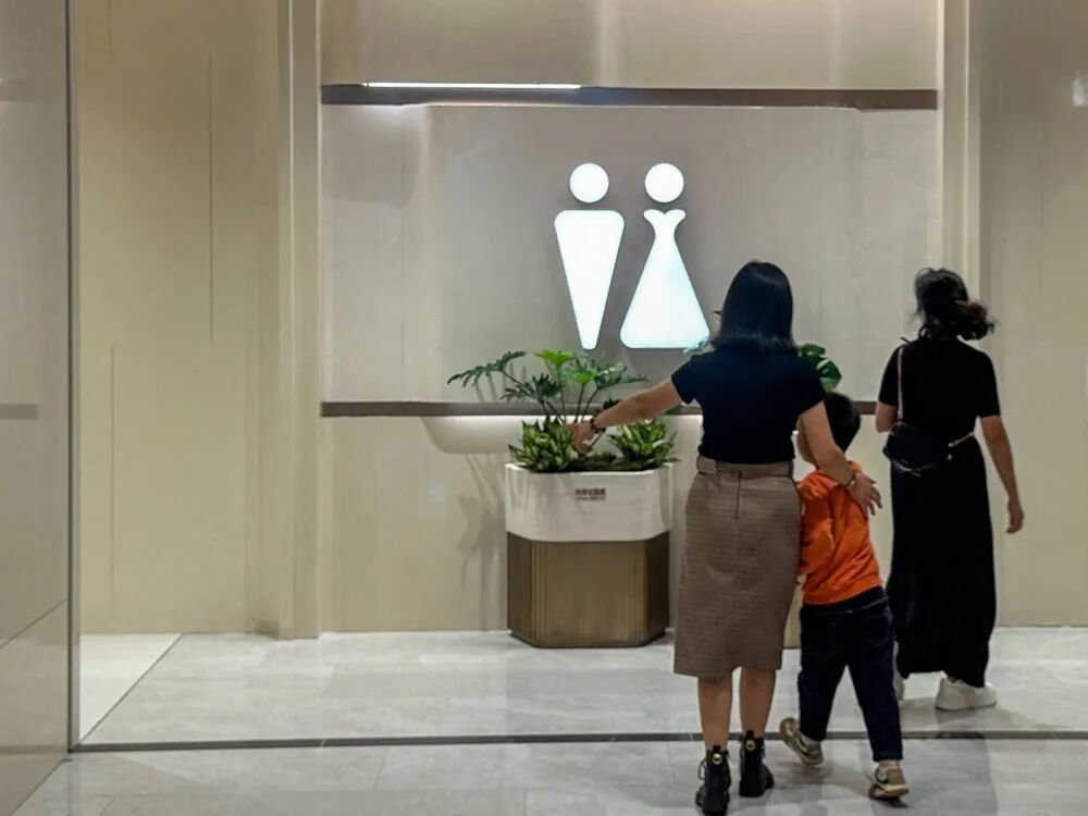 “我只想上个厕所,别考我了行不行!” “我只想上个厕所,别考我了行不行!”