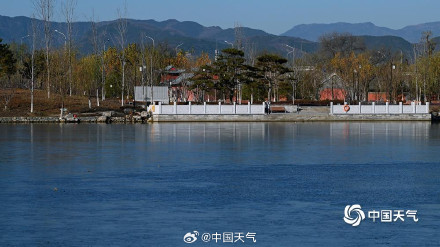 秋尽冬生 北京湖面开启冰封模式 秋尽冬生 北京湖面开启冰封模式