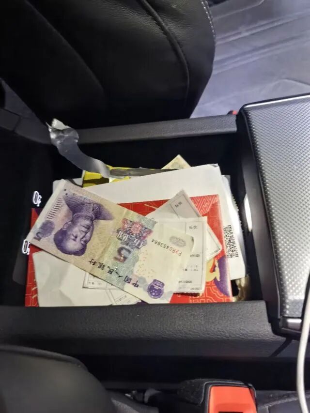 司机忘锁车门,手机和现金被盗损失六千多元!警方提醒 司机忘锁车门,手机和现金被盗损失六千多元!警方提醒