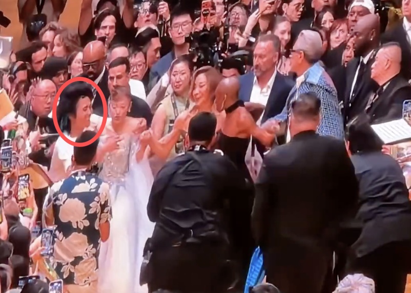 冲撞女星“A妹”博眼球,澳洲男子新加坡首映礼闹剧收场,被判监禁9天 冲撞女星“A妹”博眼球,澳洲男子新加坡首映礼闹剧收场,被判监禁9天