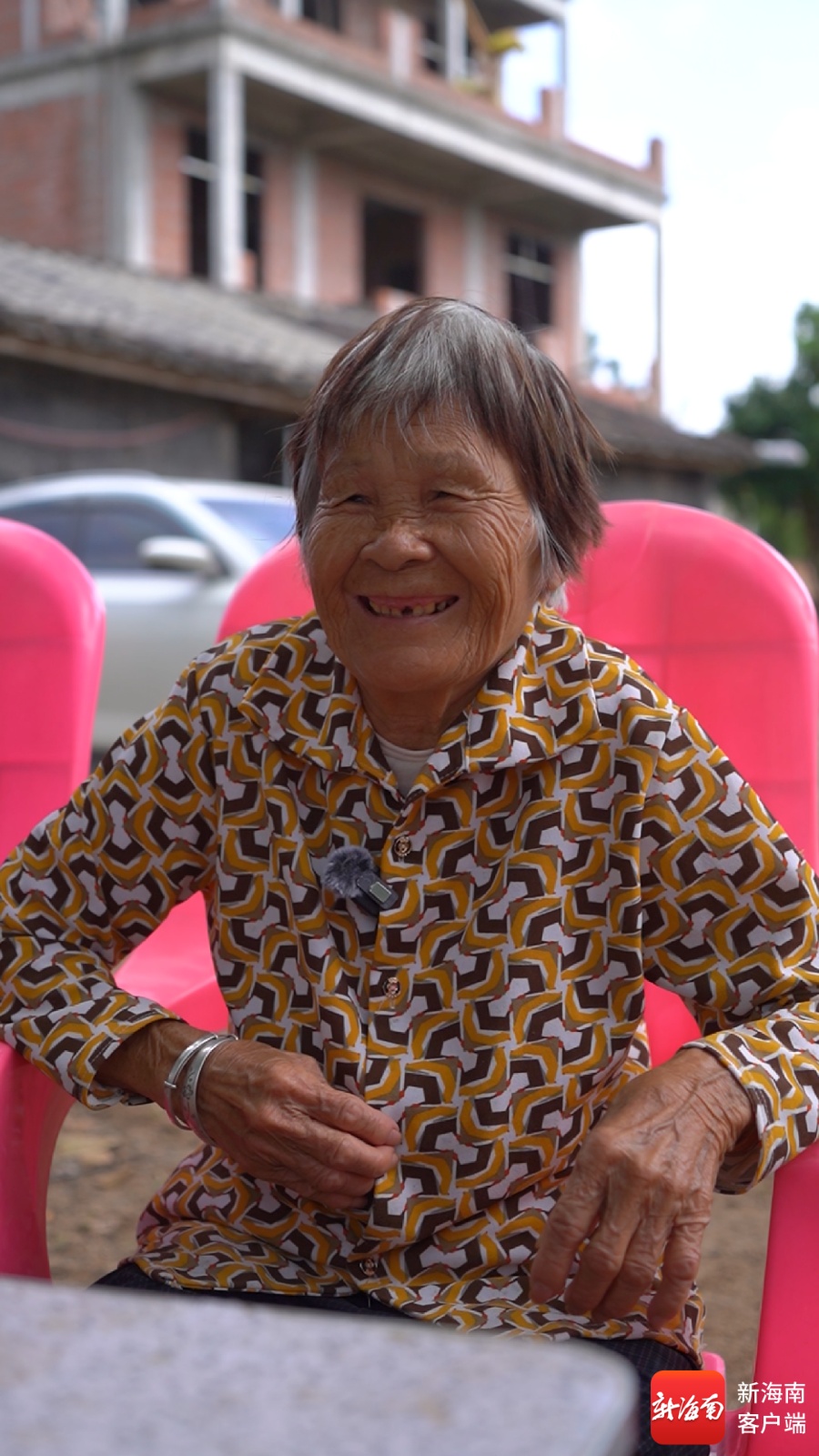 7个孙子身披戎装为奶奶祝寿！这户人家很“热血”