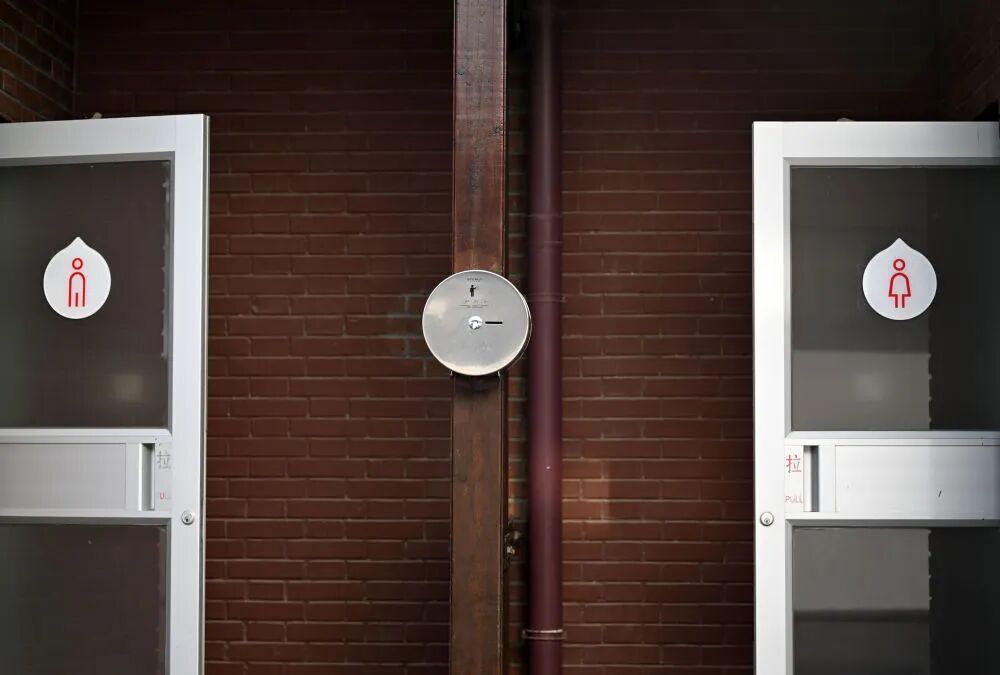 “我只想上个厕所,别考我了行不行!” “我只想上个厕所,别考我了行不行!”