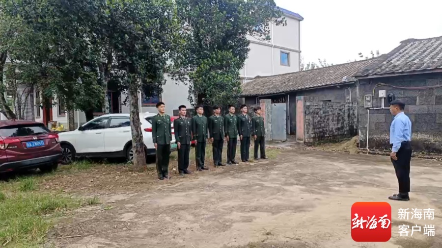 7个孙子身披戎装为奶奶祝寿！这户人家很“热血”