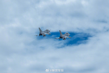 美图收藏！空军战机穿梭云海间