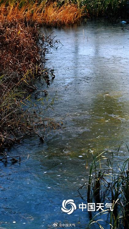 秋尽冬生 北京湖面开启冰封模式 秋尽冬生 北京湖面开启冰封模式
