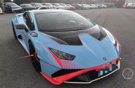 没处撒气他一脚踹在路边兰博基尼上 酒醒后傻眼了