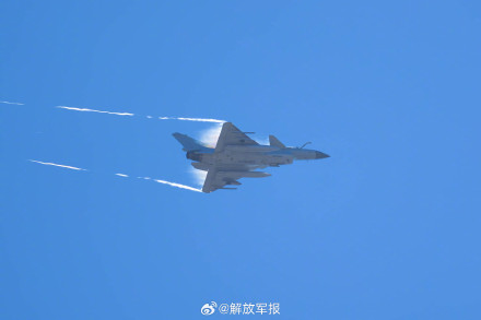 美图收藏！空军战机穿梭云海间