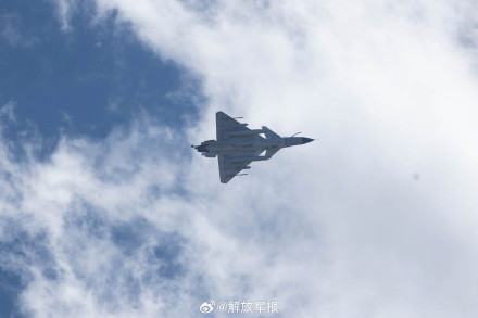 美图收藏！空军战机穿梭云海间